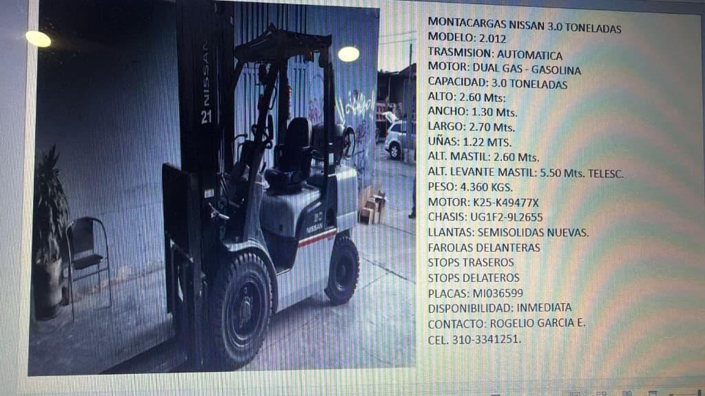 Montacargas claro con ficha técnica (exterior, almacén).