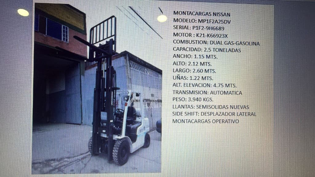 Equipo blanco con cofre motor abierto (taller / transparencia técnica).