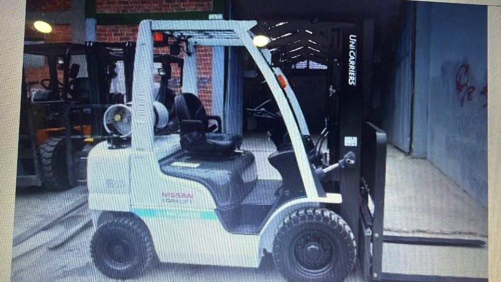 Montacargas blanco con tanque GLP y mástil UniCarriers.