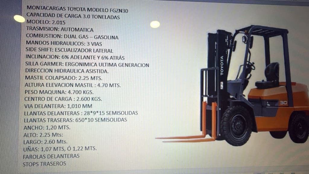 Montacargas naranja Toyota en nave (diesel 3 t).
